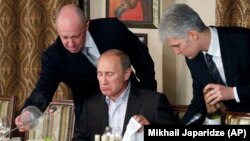 عکس آرشیوی از یوگنی پریگوژین (نفر اول از چپ) همراه با ولادیمیر پوتین (رئیس‌جمهور) و دیمیتری پسکوف، سخنگوی کرملین