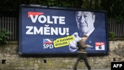 بیلبورد انتخاباتی یک حزب راست افراطی که از مردم چک می‌خواهد «برای تغییر رأی دهند»
