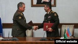 Встреча министров обороны России и Азердайджана - Сергея Шойгу (слева) и Закира Гасанова, Баку, 13 октября 2014 г. (Фотография с официального сайта Минобороны РФ)
