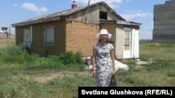 Камар Досмаганбетова стоит возле своего дома. Астана, 24 июня  2014 года. 