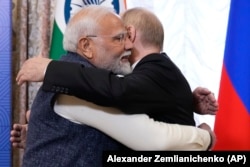 Президент Росії Володимир Путін (праворуч) обіймає прем'єр-міністра Індії Нарендра Моді під час їхньої зустрічі на полях саміту БРІКС в Казані 22 жовтня 2024 року