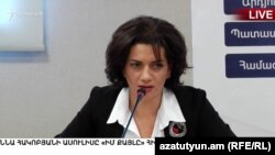 Основатель фонда «Мой шаг», супруга премьер-министра Никола Пашиняна Анна Акопян на пресс-конференции, Ереван, 7 августа 2018 г.