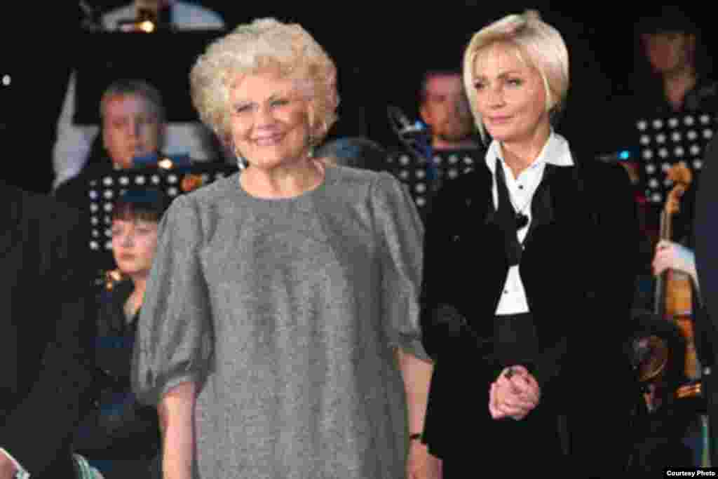 Лайма Вайкуле ва СССР халқ артисти Елена Образцова Муслим Магомаев номидаги Иккинчи халқаро вокалчилар мусобақасида 