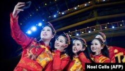 Ҳунармандони чинӣ пас аз таҷлили Соли нав