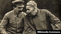 ماکسیم گورکی و جوزف استالین، سال ۱۹۳۱؛ گورکی خود از اولین روشنفکران متعهدی بود که پس از پیروزی بلشویک‌ها مورد غضب لنین قرار گرفت و برای چند سالی‌ به سورنتو در ایتالیا تبعید شد.
