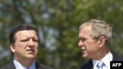 جرج بوش، سمت راست، روز شنبه با خوزه مانوئل باروسو، رييس کميسيون اتحاديه اروپا، سمت چپ، و نیکلا سرکوزی، رییس جمهوری فرانسه، دیدار می کند.(عکس:AFP)