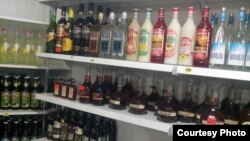 В 2010 году правительство решило урегулировать отношения на рынке алкогольной продукции. Но даже беглый взгляд на прилавки сегодня, спустя четыре года, показывает, что на большинстве товаров нет даже акцизных марок.
Фото автора