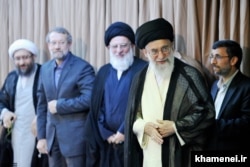 از راست: محمود احمدی‌نژاد، علی خامنه‌ای، محمود هاشمی شاهرودی، علی لاریجانی و صادق لاریجانی