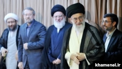 محمود احمدی‌نژاد (راست) گفته است که با خانواده لاریجانی (چپ) مخالف است و مدیرانش از آیت‌الله خامنه‌ای خواسته‌اند محمود هاشمی شاهرودی (وسط) را مأمور پرونده آنها کند.