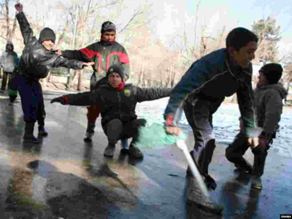 Катание на коньках в кабульском парке.