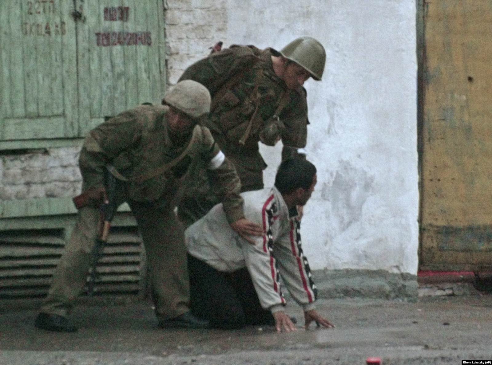 Әндіжан көшесінде әскерилер көтерілісшілердің бірін ұстап жатыр. 13 мамыр 2005 жыл. 