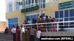 Люди, пытающиеся перевести деньги из Туркменистана за границу, в очереди у отделения банка