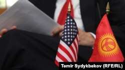 АКШ менен Кыргызстандын желектери. 