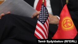 АКШ менен Кыргызстандын желектери. 