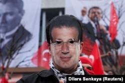 Istanbuldagi namoyishchi.