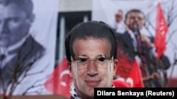 Протестувальник у масці з обличчям мера Стамбула Екрема Імамоглу