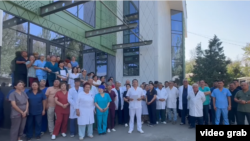 Улуттук госпиталдын жамааты жасаган видео кайрылуудан алынган сүрөт.