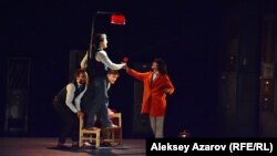 «Институт» спектаклінен көрініс.