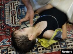 Активіст надає допомогу постраждалій дитині, 21 серпня 2013 року