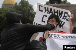 Во время гей-парада в Санкт-Петебурге, 2011