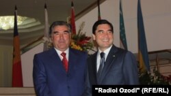 Täjigistanyň prezidenti Emomali Rahmon (çepde) Türkmenistanyň prezidenti Gurbanguly Berdimuhamedow bilen. Täjigistan. 2011 ý.