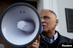 Мікола Статкевіч ад 1991 году быў старшынём Беларускага згуртаваньня вайскоўцаў, у 1995 годзе стаў старшынём партыі Беларуская сацыял-дэмакратычная грамада (пазьней — БСДП «Народная грамада»). У 2010 годзе ішоў кандыдатам у прэзыдэнты, быў кінуты за краты, сядзеў без малога пяць гадоў. Цяпер працягвае палітычную дзейнасьць