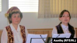 Диләрә Чапаноглу һәм Гүзәл Гыйлметдинова Аналар көне һәм Тукай иҗатына багышланган кичәдә, 2011 ел