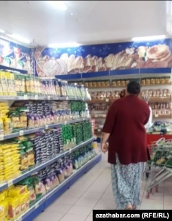 Aşgabatdaky söwda merkezi. Mart, 2020 ý.