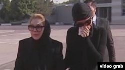 Татьяна Каримова и Лола Каримова-Тилляева в аэропорту Ташкента 3 сентября 2016 года.