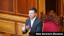 Президент України Володимир Зеленський аплодує під час першого засідання Верховної Ради України 9-го скликання. Київ, 29 серпня 2019 року