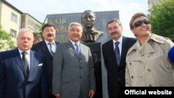 Тукай һәйкәле янында