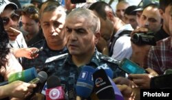 Генерал поліції Унан Погосян розповідає журналістам про перебіг подій, Єреван, 17 липня 2016 року