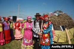 Сабантуйда Ислам Сафин һәм Гөлнур Хәкимова (у)