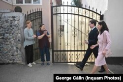 Nicușor Dan și partenera lui, Mirabela Grădinaru, pe drum spre secția de vot din orașul Făgăraș.