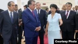 Тажикстандын президенти Эмомали Рахмонду  Айнура Абдыраманова фабриканын иши менен тааныштырууда .