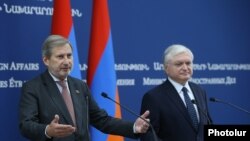 Комиссар ЕС по расширению и политике добрососедства Йоханнес Хан (слева) и министр иностранных дел Армении Эдвард Налбандян на совместной пресс-конференции, Ереван, 2 октября 2017 г.