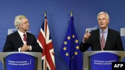 Дейвід Дейвіс (л) і Мішель Барньє (п) перед початком неформальних переговорів, Брюссель, 19 червня 2017 року