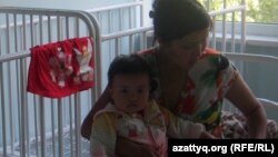 Женщина держит ребенка на руках. Иллюстративное фото.  