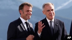 Премьер-министр Канады Марк Карни (справа) вместе с президентом Франции Эмманюэлем Макроном на саммите «Группы семи», Кананаскис, 16 июня 2025 года