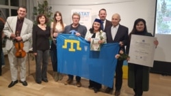 Слева направо: Темур Вахабов (скрипач), правозащитница Сара Райнке, Ольга Цупрыкова (руководитель НПО "Приазовские греки: урумы и ромаёсы"), Мисте Хотопп-Рикке, Ленара Османова, Штефан Тайлиг (правление ICATAT), Зевджет Куртаметов (активист), Эльнара Нуриева-Летова.