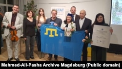 Слева направо: Темур Вахабов (скрипач), правозащитница Сара Райнке, Ольга Цупрыкова (руководитель НПО "Приазовские греки: урумы и ромаёсы"), Мисте Хотопп-Рикке, Ленара Османова, Штефан Тайлиг (правление ICATAT), Зевджет Куртаметов (активист), Эльнара Нуриева-Летова.