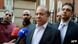 Պակիստանի նախկին վարչապետ Նավազ Շարիֆը պատասխանում է լրագրողների հարցերին, Լոնդոն, 1-ը նոյեմբերի, 2017թ.