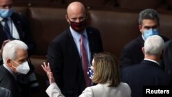 Ненси Пелоси гуфт, агар худи президент бо ихтиёри хеш наравад, Маҷлиси намояндагон даст ба кор мешавад