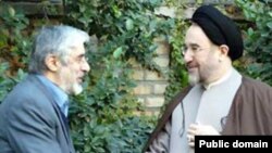 محمد خاتمی (راست) همراه با میر حسین موسوی.