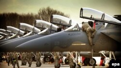 وزیران دفاع آمریکا و قطر، قرارداد فروش ۳۶ فروند جنگنده اف-۱۵ به ارزش ۱۲ میلیارد دلار را در واشینگتن امضا کردند.