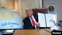 Дональд Трамп демонструє указ про перейменування Мексиканської затоки на Американську