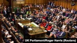 بوریس جانسون در حال دفاع از طرح خود در پارلمان