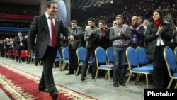 «Բարգավաճ Հայաստան»-ի առաջնորդ Գագիկ Ծառուկյանը կուսակցության համագումարում ելույթից հետո, Երեւան, 17-ը մարտի, 2012թ.