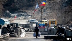 Мужчина идёт через блокпост боевиков групировки «ЛНР». Луганская область, март 2015 года