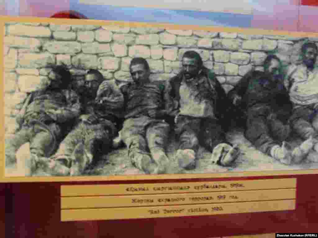 Музейдегі «Қызыл террор құрбандарының» фотосуреті. Қарағанды облысы Долинка ауылы, 31 мамыр, 2011 жыл.  